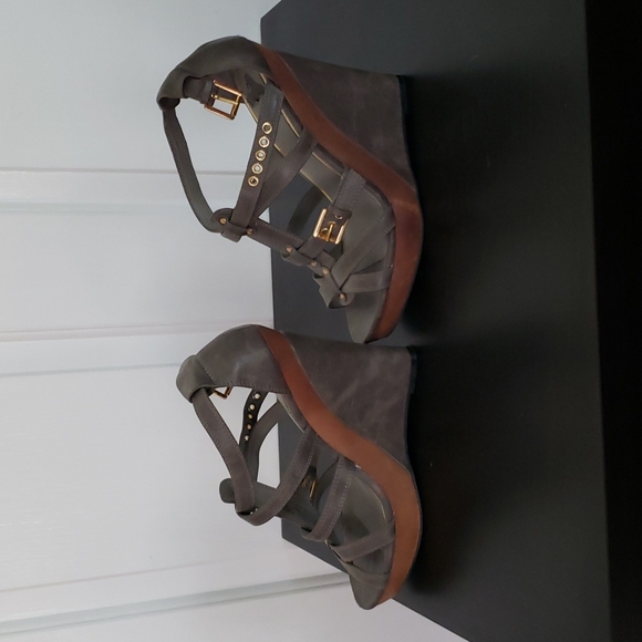 Elle wedges, size 9, minor scuffs - Picture 3 of 8